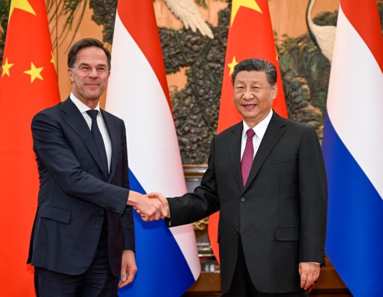 Președintele Xi Jinping l-a avertizat pe Mark Rutte să nu obstrucționeze avansul tehnologic al Chinei, deoarece va avea loc oricum!