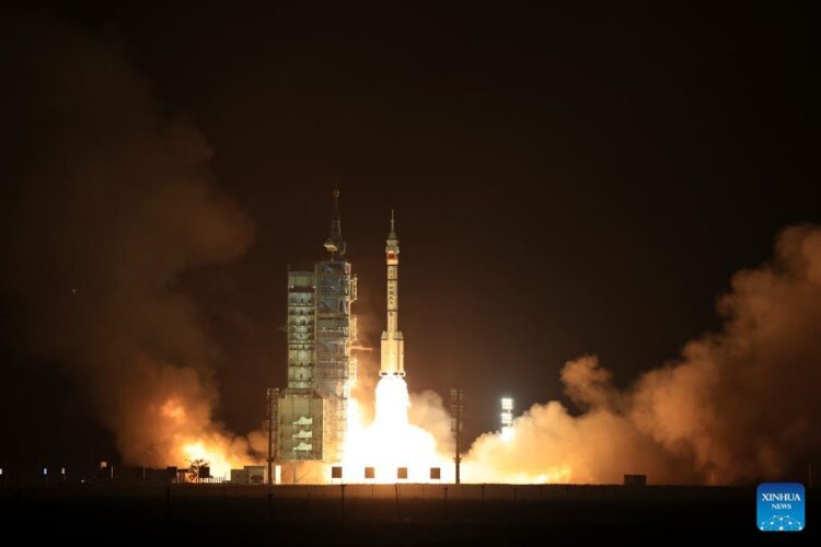 China a lansat racheta spațială cu echipaj uman Shenzhou-18