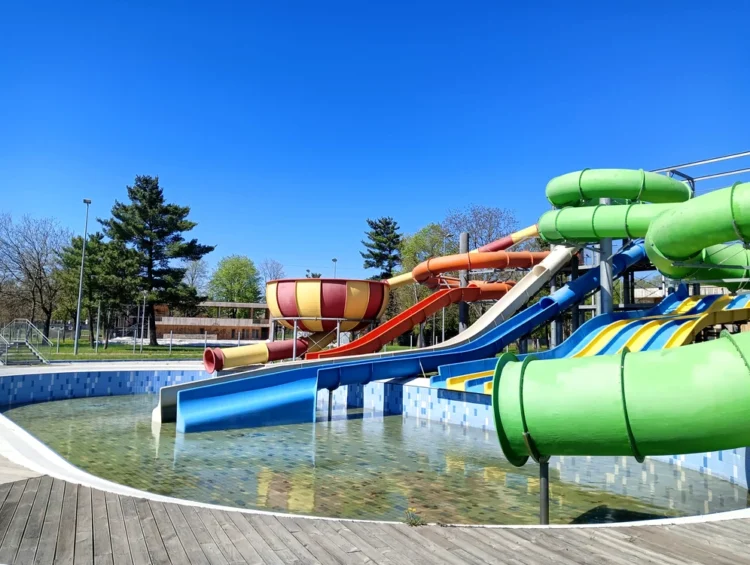Investiție eșuată la Bacău! Aqua Park-ul stă nefuncțional și nerecepționat de aproape 10 ani