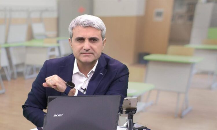 Robert Turcescu, despre comasați: Dincolo de orice calcule politice/sondaje/campanii, voi realizați ce tâmpiți ne conduc?