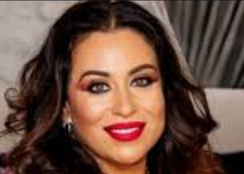 Oana Roman, care când își pune ambiția seamănă cu Monica Bellucci și lasă bărbații cu gura căscată, seamănă și cu Catherine Zeta-Jones, când nu vrea să semene cu Monica Bellucci