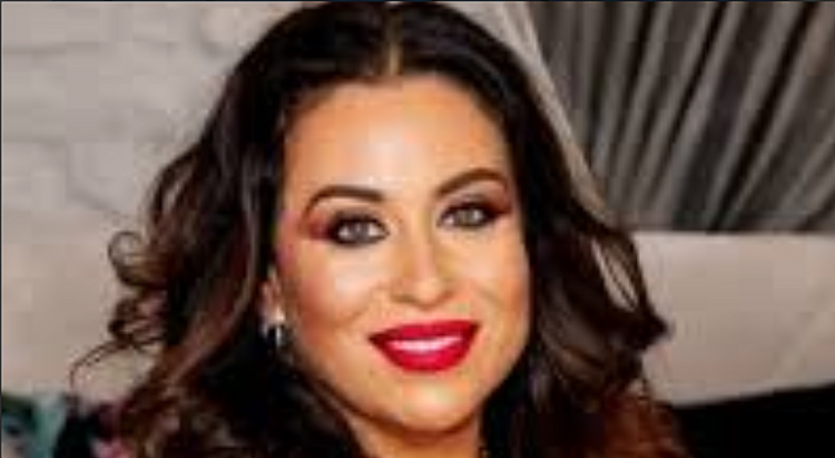 Oana Roman, care când își pune ambiția seamănă cu Monica Bellucci și lasă bărbații cu gura căscată, seamănă și cu Catherine Zeta-Jones, când nu vrea să semene cu Monica Bellucci