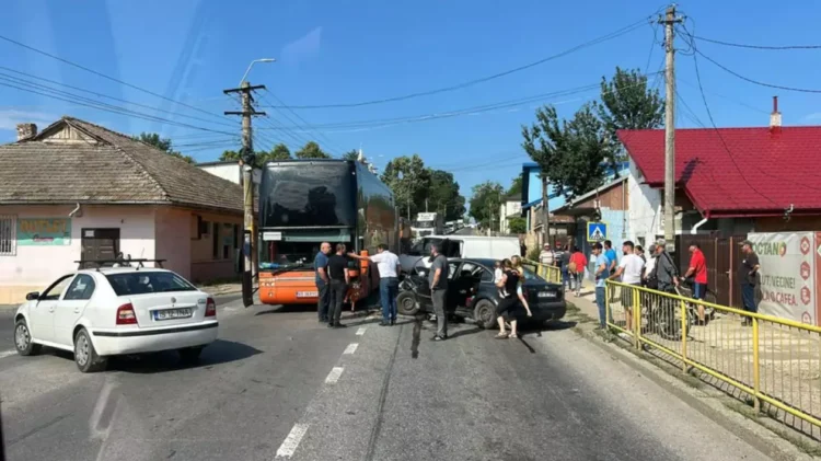Luni dimineață, în localitatea Podu Iloaiei din județul Iași, a avut loc un accident