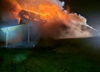 Casă parohială din Neamț, mistuită de flăcări! Ce au pățit preotul, soţia sa şi cei 3 copii?