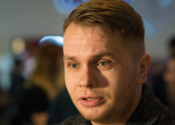 Codin Maticiuc, o frumusețe masculină care seamănă cu Leonardo DiCaprio în filmul cu vaporul, este asaltat de admiratoare de fiecare dată când: