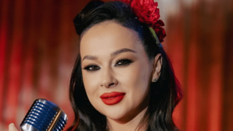 Vlăduța Lupău, noua Maria Tănase a României, care are Anglia la picioare și s-ar putea muta oricând acolo, rămâne în țara noastră ca să ne încânte doar pe noi