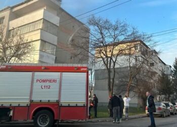 Explozie într-un apartament din Onești! Bărbat cu arsuri grave, transportat la spital