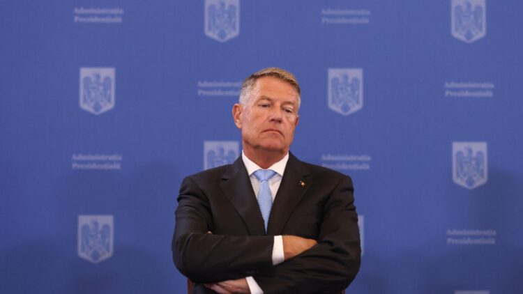 PNL se dă peste cap ca să îi asigure lui Klaus Iohannis un post de senator. Sinistrații mai pot aștepta
