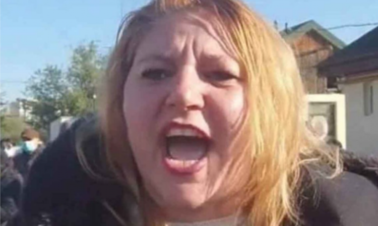 Diana Șoșoacă, diva care ar putea face neauzită o sirenă de atac aerian vorbind peste ea, candidează de capul ei la președinție