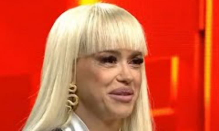Frumoasa Anda Adam, care arată dumnezeiește la 44 de ani și are la degetul mic orice curtezan, este o femeie măritată și roagă curtezanii să nu mai insiste