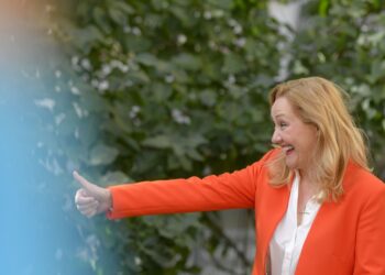 Elena Lasconi, despre „treaba cu gay-ii”: Susţin parteneriatul civil cu toată fiinţa mea!