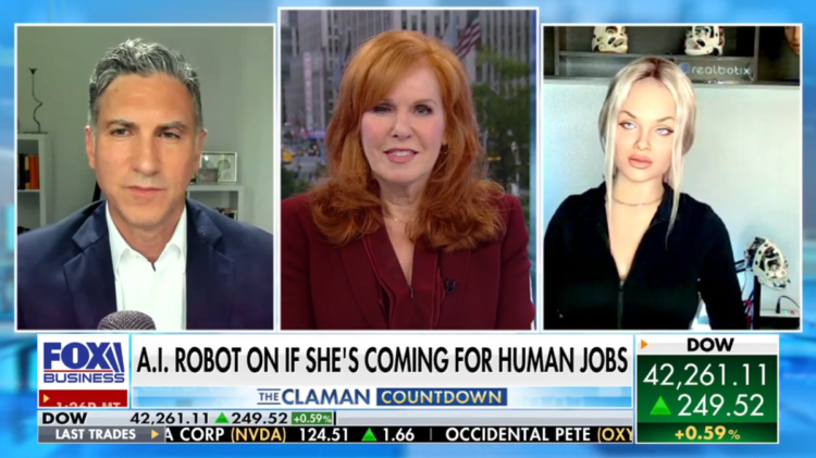 Robotul Aria, primul umanoid botoxat care a dat un interviu în direct la TV