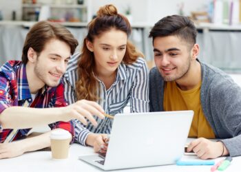 Studenții români care învață în străinătate, asigurați la sănătate în România