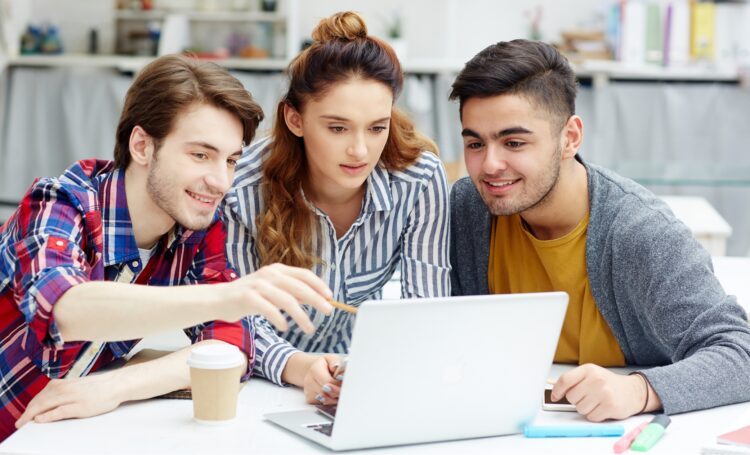 Studenții români care învață în străinătate, asigurați la sănătate în România