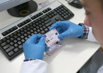 Un ieșean s-a dus la poliție să-și schimbe permisul fals, primit prin curier din Polonia