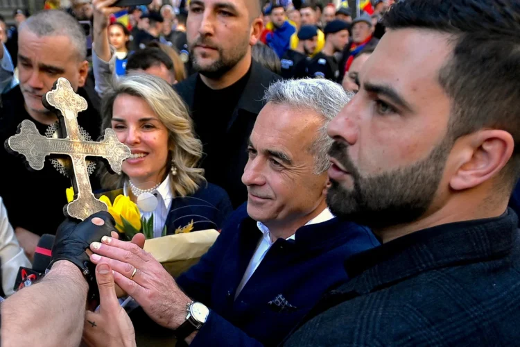 La mulți ani, Călin Georgescu! Mesaj către susținători: „Vă iubesc. Înainte să răsară soarele, este foarte întuneric și foarte frig”