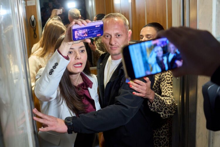Cine face scandal în Parlament va fi interzis doi ani! Legea nu se aplică deputaților și senatorilor
