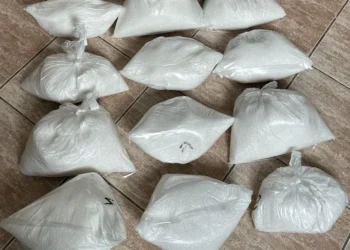 Atenție la coletele cu haine! 20 kg de droguri, găsite chiar în conținutul lor!