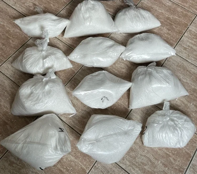 Atenție la coletele cu haine! 20 kg de droguri, găsite chiar în conținutul lor!