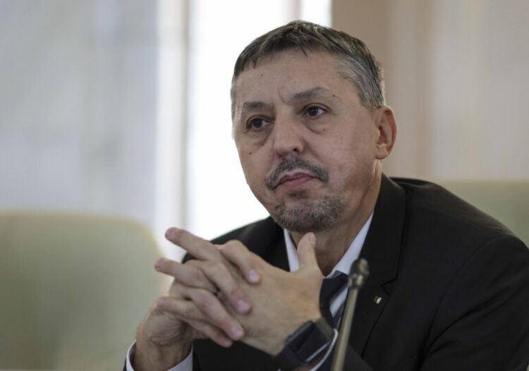 Vești proaste pentru elevi: Se schimbă sistemul de burse, pentru că Daniel David e o povară pentru buget
