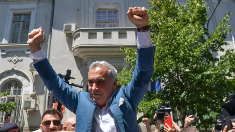 Călin Georgescu, baie de mulțime la semnarea controlului judiciar: Guvernul actual manifestă un dispreț nemăsurat față de viața umană