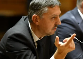 Daniel David propune DESFIINȚAREA școlilor cu puțini elevi: Dacă facem asta, eliberăm în jur de 900 de poziţii de director