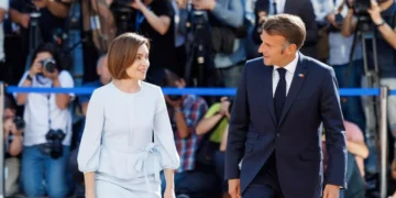 Macron, plimbat prin Chișinău cu o mașină înmatriculată în România. Maia Sandu ar fi cerut paza specială din România