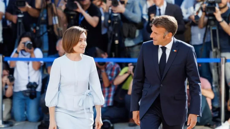 Macron, plimbat prin Chișinău cu o mașină înmatriculată în România. Maia Sandu ar fi cerut paza specială din România