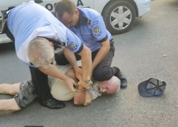 Exces de zel din partea Poliției Pașcani! Au încătușat și trântit la pământ un bătrân cardiac, chiar în plină stradă!